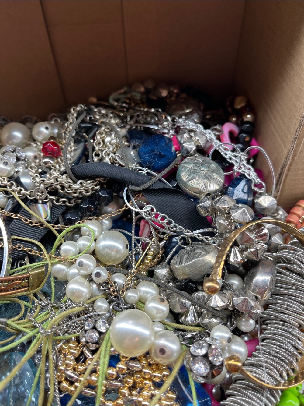 Scrap jewelry lot, lot 0517A, 4.36 lbs - Picture 4 of 11